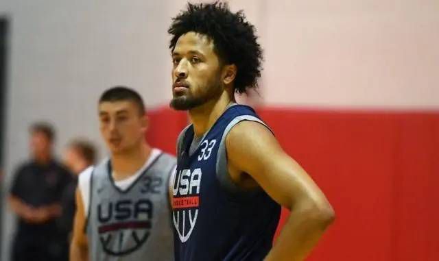 张曼玉身着抹胸衣秀锁骨亮相，钟楚红穿灰色透视雪纺长裙。