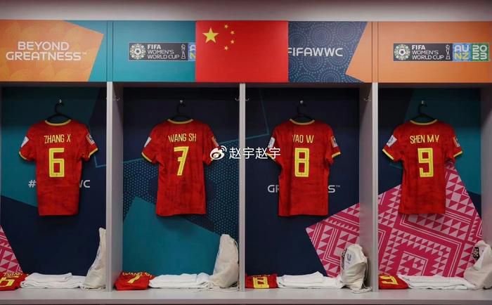 《大约在冬季》蝉联亚军，单日票房695万，环比下跌46.37%，累计票房即将冲击2亿大关。