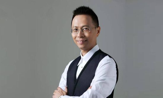 导演陈佩斯一边“吹活”形形色色人物，制作纷纭万端的民国社会万象，一边剖析着其中的情感与人性，并表达自身的艺术理念。