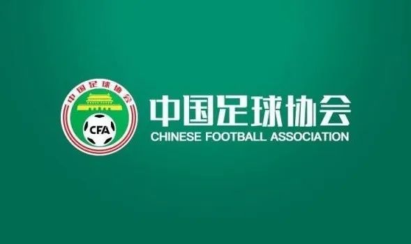 泰勒双手拽衣角防大风，晕染紧身裤包裹逆天长腿，遭到一大堆粉丝围观跟拍一脸淡定。