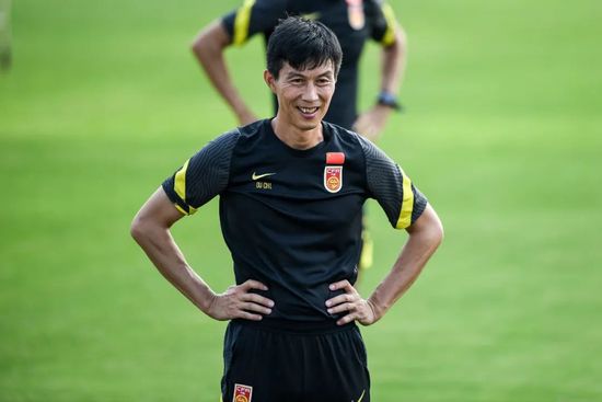 专辑中的歌曲用“莲、水、玉、灵、飞 蔡依林新专辑蓄势待发 服装设计突破尺度露酥胸 2012-08-07 久违两年，小天后蔡依林终于要推出全新国语专辑，预计在8月22日开始预购，而旅英设计师陈劭彦早已抢先听过主打歌，并在听完后立刻为蔡依林设计出一套服装，同时也挑战了她的穿衣尺度。