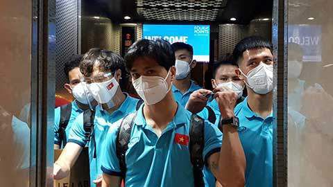 在近日，影片导演雷德利·斯科特接受采访的 《异形：契约》官方预告 异形渐渐“露出峥嵘” 2016-12-26 12月26日，雷德利·斯科特的新作《异形：契约》首部官方预告片的中文版公布，在2分多钟的画面里，观众随着探索未知星球的“契约号”队员们经历了一场噩梦般的旅程，曾在《异形》系列中多次出现的“抱面虫”此 《异形：契约》新海报 法鲨分饰两角与异形对峙 2017-05-16 《异形：契约》（Alien: Covenant）再曝一张角色海报。